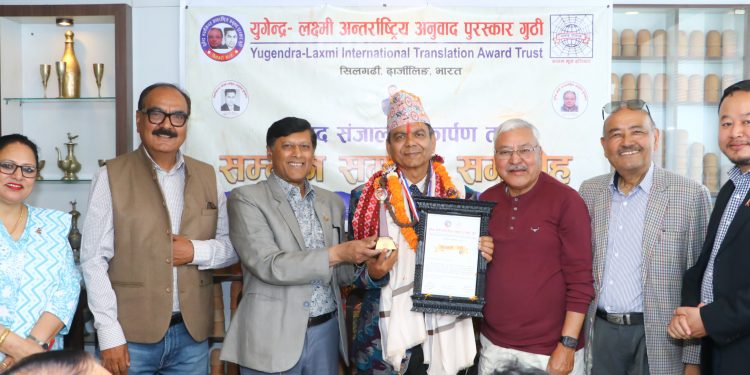 विश्व कीर्तिमानी गीतकार एवं उपन्यासकार डा.डी.आर.उपाध्याय सम्मानित