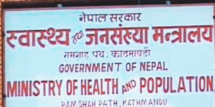 वैशाख ६ र ७ मा बालबालिकालाई ‘ भिटामिन ‘ए’ खुवाउँदै