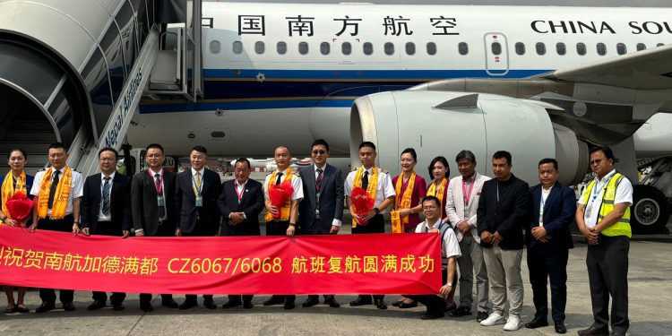 पर्यटनमन्त्री तामाङद्धारा चाइना साउर्दनका क्याबिन क्रुहरूलाई विमानस्थलमा स्वागत, आजबाट दैनिक दुई उडान सुरु