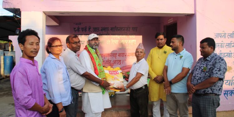 निल सागर आश्रममा आश्रित परिवारलाई खाना खुवाएर नरैनापुरका अध्यक्ष शाहले मनाए जन्मदिन