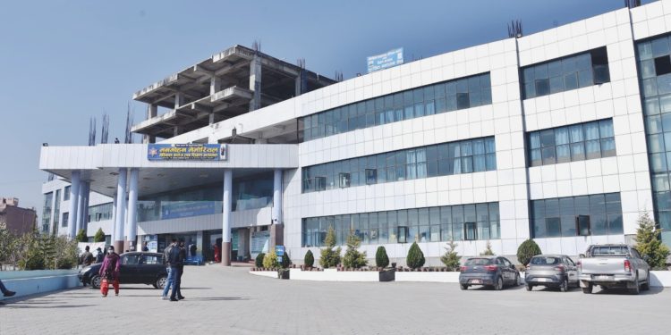मनमोहन मेमोरियल अस्पतालमा नर्सको ताण्डव