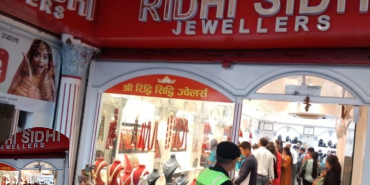 बजार भाउ नै विगार्ने गरी जर्ती नकाट्ने भन्दै सस्तोमा सुनका गहना बेच्ने रिद्विसिद्विकाे अभियानले सम्पुर्ण सुनचाँदी ब्यबसायी संकटमा