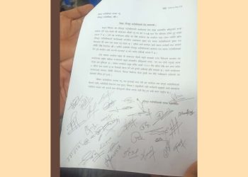 प्रमुख प्रशासकीय अधिकृतको कानुन विपरीत  सरुवा  भएको  भन्दै कर्मचारीहरु आन्दोलित