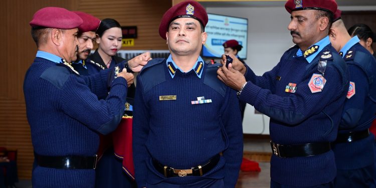 पाँच जना प्राविधिक प्रहरी वरिष्ठ उपरीक्षकहरू दर्ज्यानी चिन्हद्वारा सुशोभित