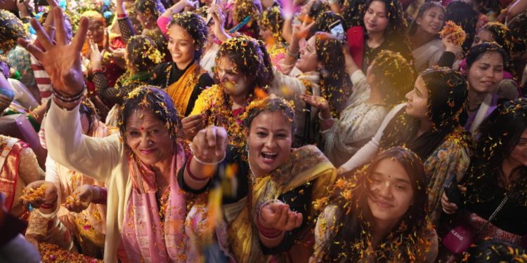 इस्कोन नेपालद्वारा पुष्पमालाको होली आयोजना