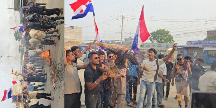 नेपाल तरुण दल सिरहाले गोलबजारमा गर्याे राप्रपा अध्यक्ष राजेन्द्र लिङ्देनको पुतला दहन