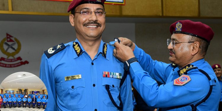 १२ जना प्रहरी अधिकृतहरू दर्ज्यानी चिन्हद्वारा सुशोभित