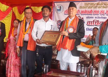 प्रदेश प्रमुखद्वारा टंकिसिनवारी खानेपानी तथा सरसफाई सामुदायिक संस्थालाई जग्गादान गर्ने माझी दम्पतीलाई सम्मान