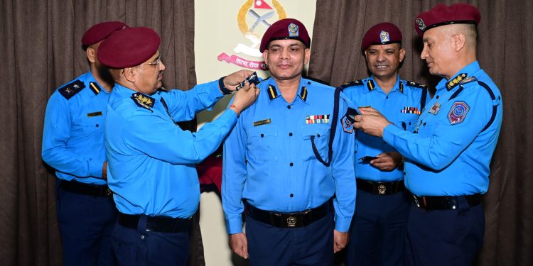 प्रहरी महानिरीक्षक दिपक थापाबाट दर्ज्यानी चिन्ह सुशोभन