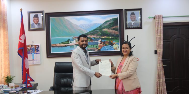 खानेपानीमन्त्री यादव र सचिव ई बज्राचार्यबीच कार्यसम्पादन सम्झौता