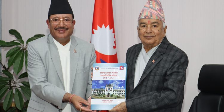 निर्वाचन आयोगको उन्नाइसौं वार्षिक प्रतिवेदन राष्ट्रपतिसमक्ष पेश