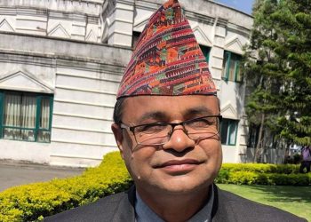 जनताको गुनासो सुन्दै र डायरीमा टिप्दै काठमाडौं ३ का एमाले उम्मेदवार रामेश्वर फुँयाल