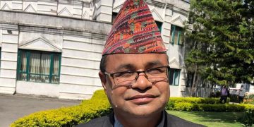 जनताको गुनासो सुन्दै र डायरीमा टिप्दै काठमाडौं ३ का एमाले उम्मेदवार रामेश्वर फुँयाल